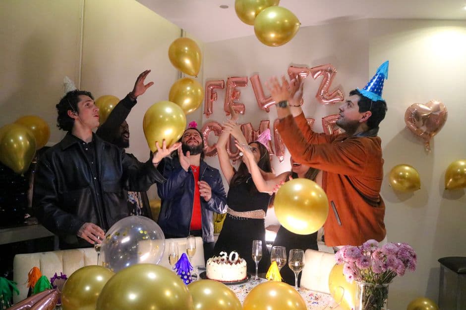 Amigos festejando un cumpleaños con papel picado