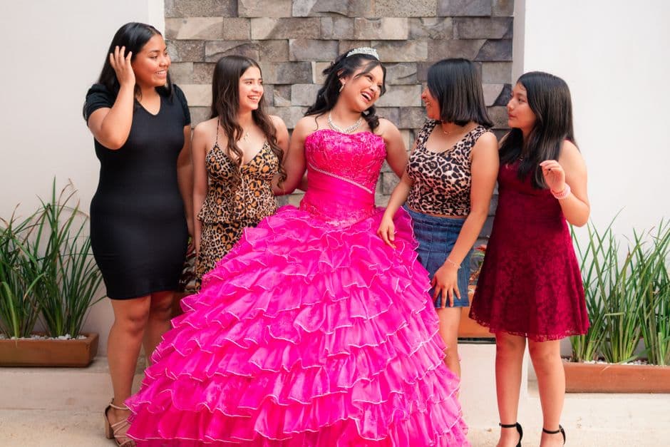 Quinceañera festejando con sus amigas